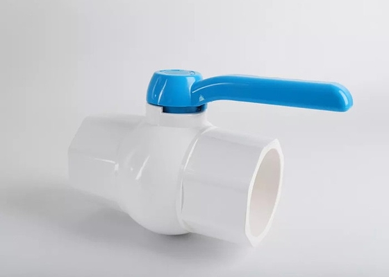 Manija plástica del PVC de agua del tubo de bola de la vávula 1 de la manera del Pvc del cuarto de la válvula blanca de la vuelta