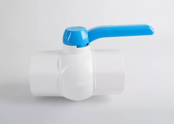 Manija plástica del PVC de agua del tubo de bola de la vávula 1 de la manera del Pvc del cuarto de la válvula blanca de la vuelta