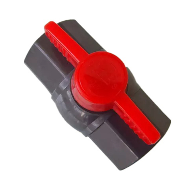 Especialización en la producción de la vávula de bola octagonal del PVC del hilo interno largo de la manija 0