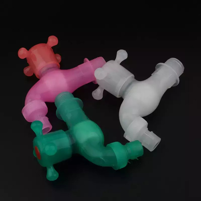 Grifo de agua al aire libre plástico del golpecito plástico del jardín del grifo del PVC PP de la cocina